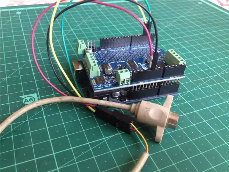 Identifikujte kolíkové pripojenia konektora PS/2 a pripojte ich k doske Arduino