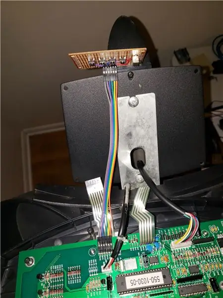 Connectez le câble plat à la console