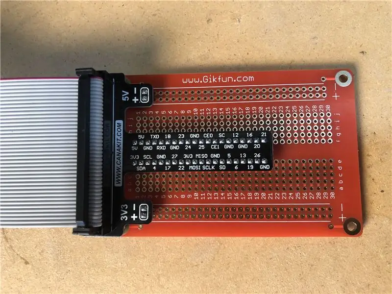 Suelde la electrónica a la protoboard