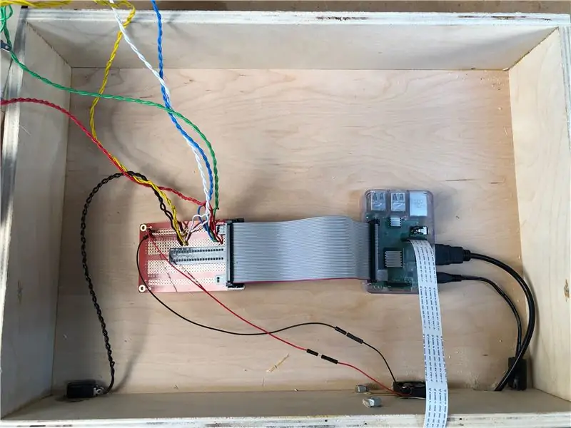 Pievienojiet Raspberry Pi un pievienojiet kabeļus