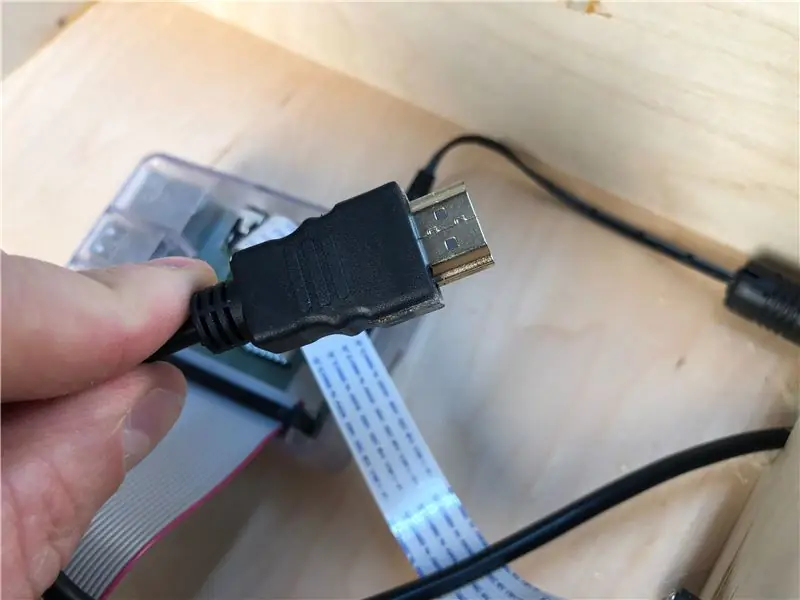 Sluit de Raspberry Pi aan en sluit de kabels aan