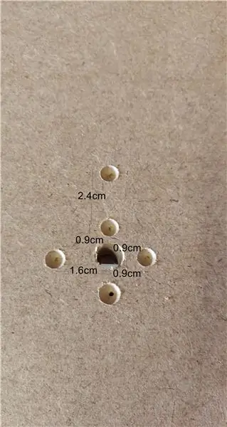 Ø10 matkapla yuxarıda bir delik açın