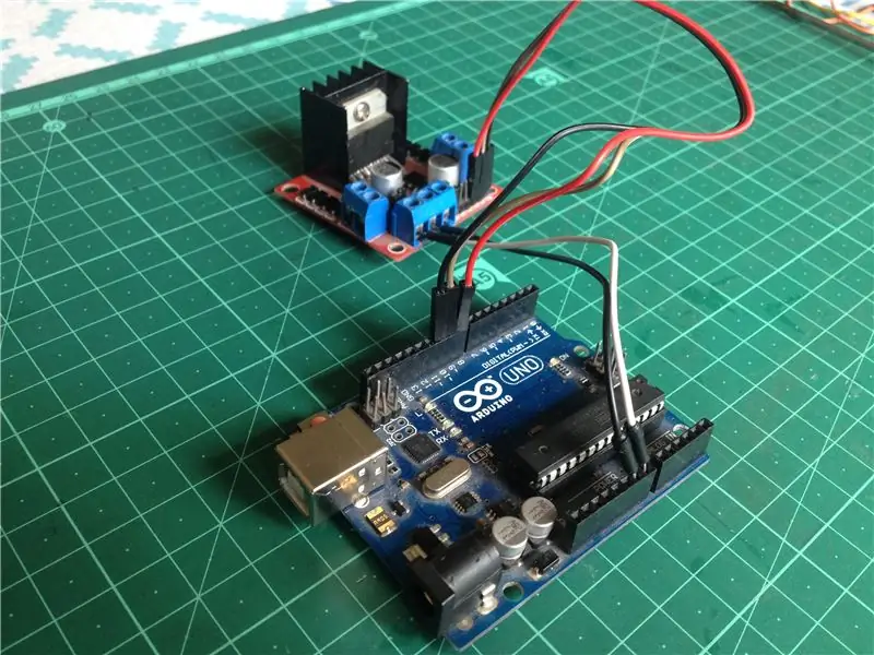 Connecteu el controlador del motor a la placa Arduino