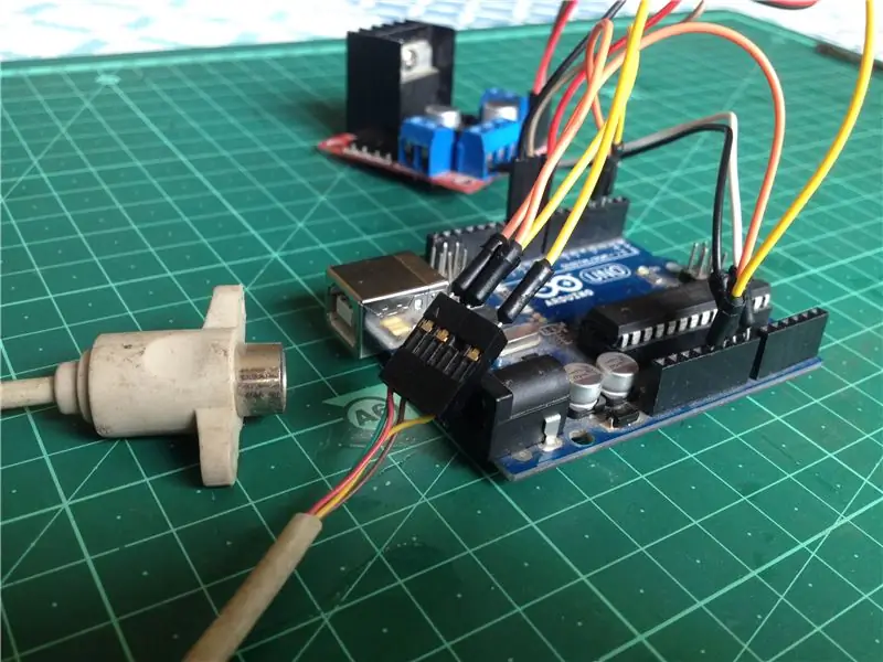 Sluit de PS/2-connector aan op het Arduino-bord