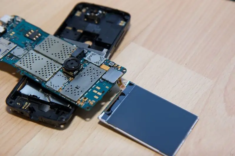 Fixez le nouvel écran LCD et assemblez votre téléphone