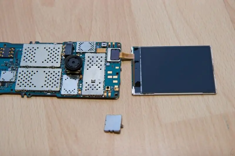 Fixez le nouvel écran LCD et assemblez votre téléphone