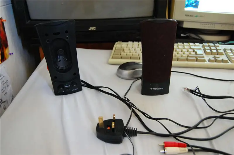 Paano Gumawa ng isang Portable Mp3 Amp Mula sa Mga Lumang Computer Speaker: 4 Hakbang