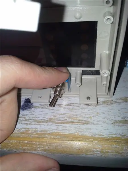 Izbušite rupe za prekidač i USB port