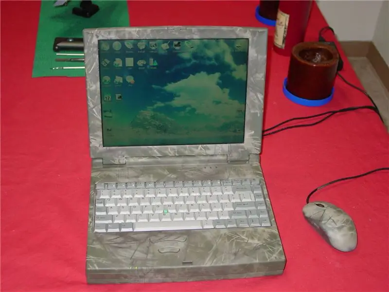 Ordinador LapTop pintat amb camuflatge d’agulla de pi d’alta tecnologia: 5 passos