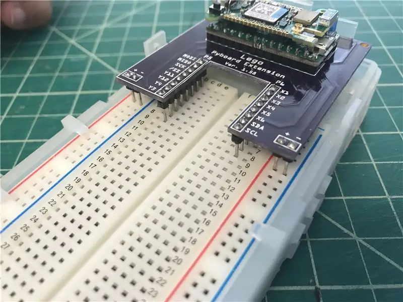 Montaje de la placa PCB superior Pyboard en la carcasa