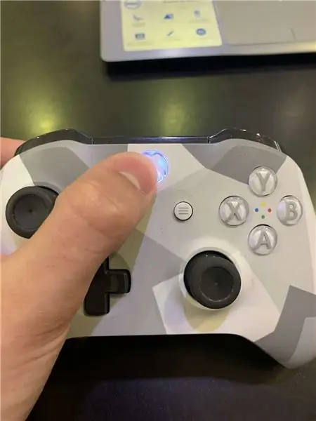 Pak de Xbox-controller en houd de Xbox-logoknop ingedrukt totdat deze begint te knipperen