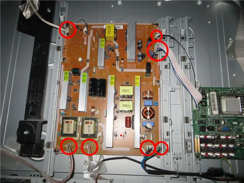 Retire los mazos de cables de la placa de circuito