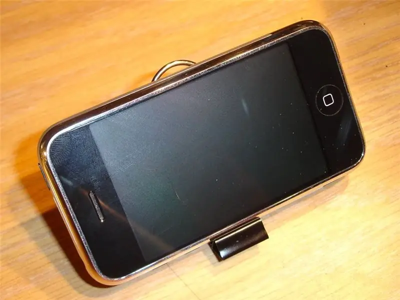 Simpleng IPhone / iPod Touch Stand Mula sa 2 Mga Clip ng Binder: 4 na Hakbang