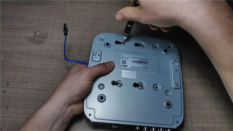 Монтирайте твърдия диск (HDD)