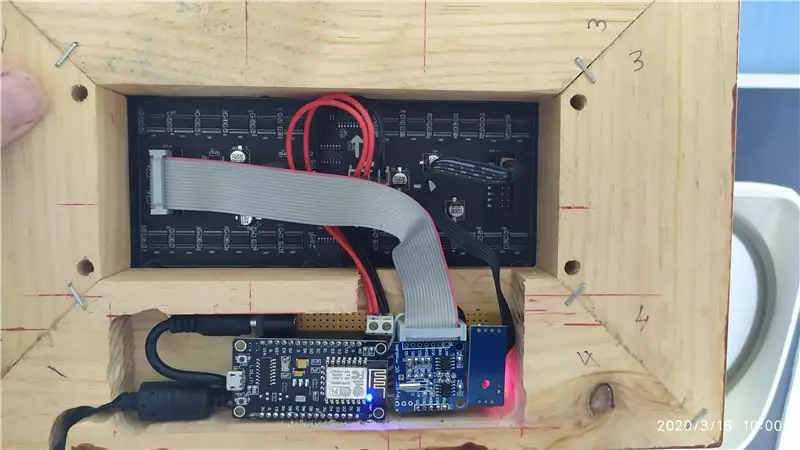 Namontujte elektroniku do pouzdra