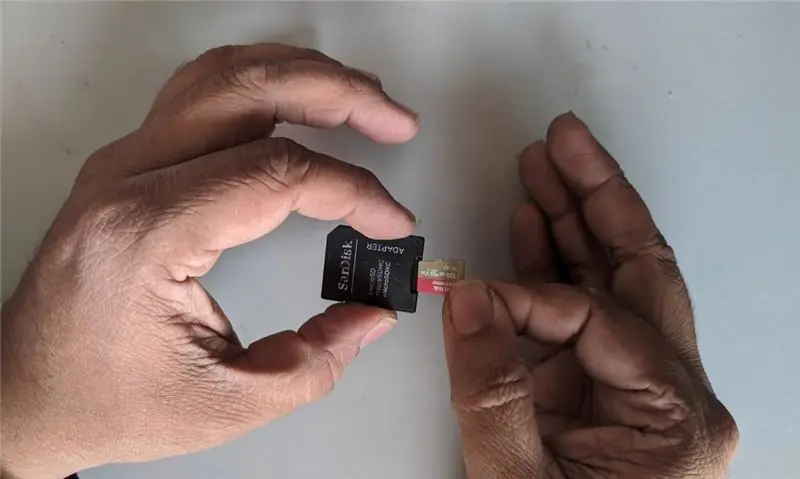 Insira o cartão Micro-SD em um adaptador