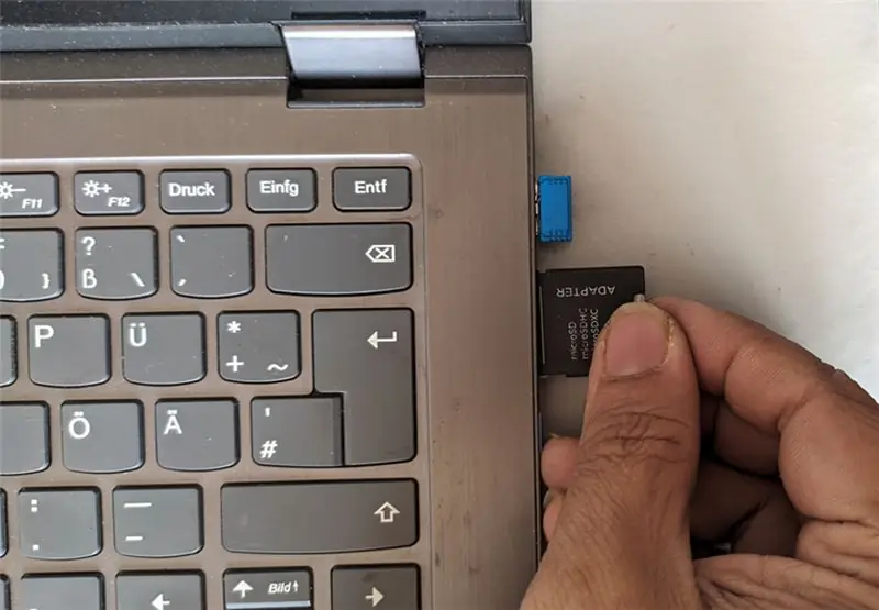 Pasangkan SD Card Adpator ke Laptop