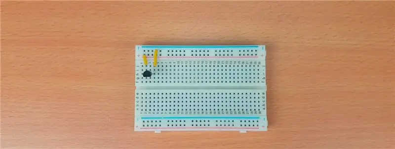 Koppel die een terminal van LM35 aan die positiewe spoor van die broodbord en die ander terminale op die grond