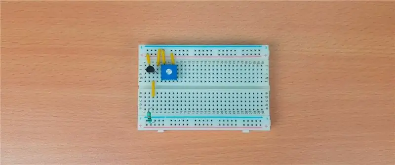 Connecteu un potenciòmetre de 5 k ohmis amb un dels seus terminals al carril positiu de la placa de pa i un altre terminal a terra