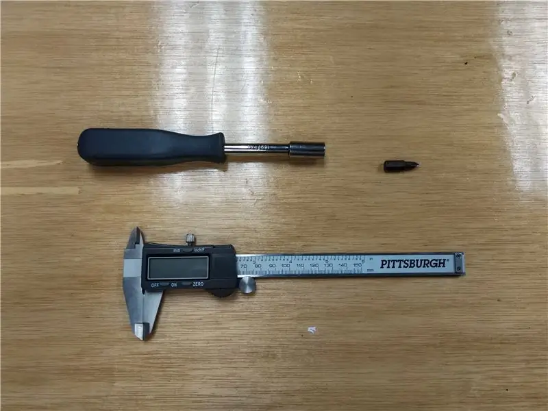 Ihanda ang Iyong Digital Caliper at Phillips Screwdriver