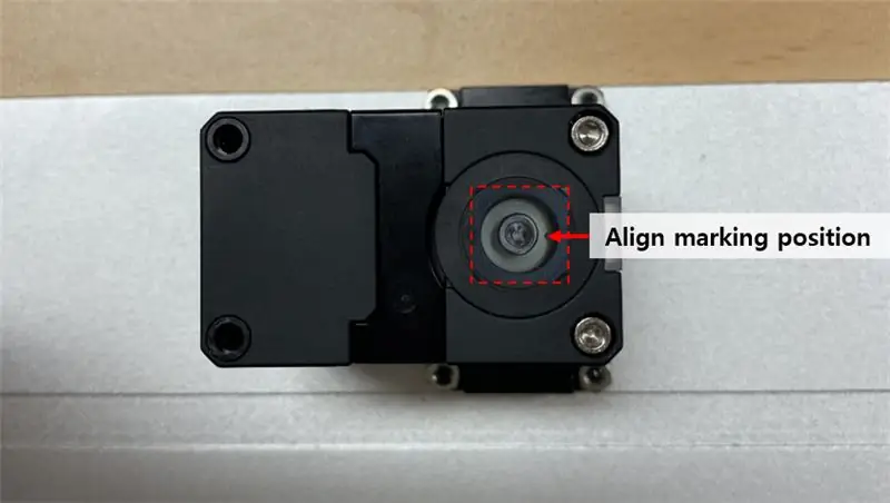 Mag-install ng isang Base Link sa isang Base Plate ng 4 Bolts (WB_M2.5X08) at Nuts (NUT_M2.5), Habang Binibigyang-pansin ang Posisyon ng Marka ng Pagmarka ng Dynamixel Horn