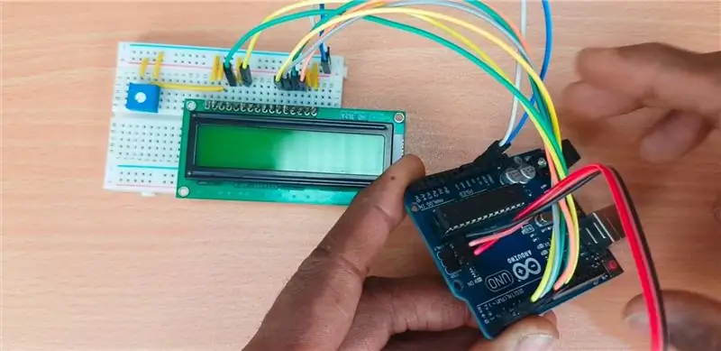 Pripojte snímač vlhkosti DHT11 k pinom Arduino, ako je znázornené na obrázku