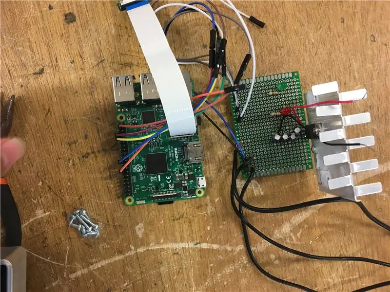 Conecte los LED y el interruptor PTM a la Raspberry Pi