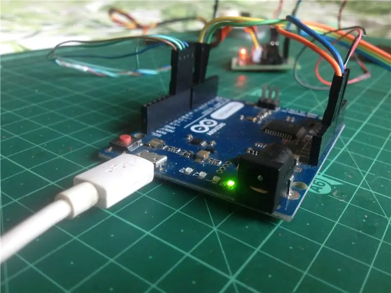 Conecte la placa Arduino a la alimentación y enciéndala