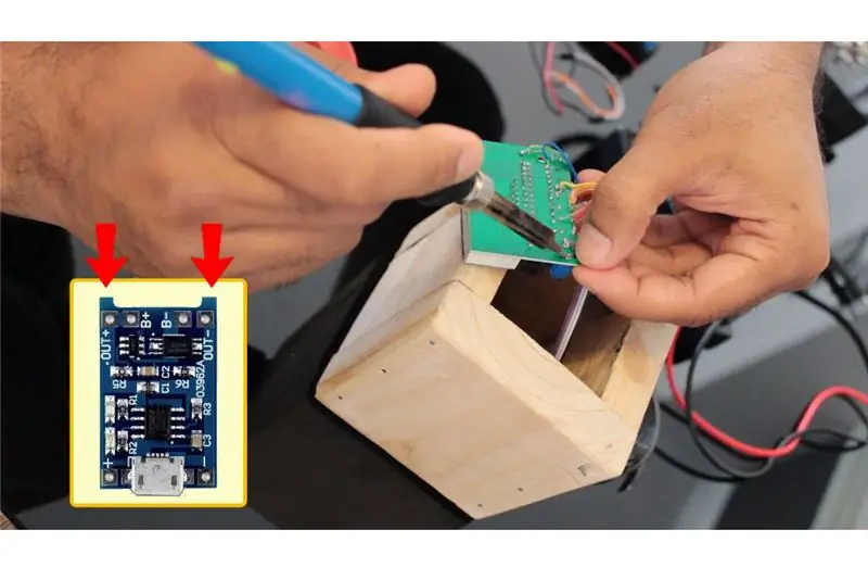 De oplaadmodule en batterij aansluiten