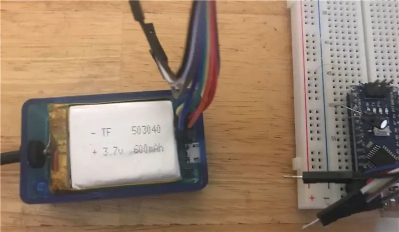 Programe o ATTiny85, solda nas conexões do cabo de dados, conecte a bateria