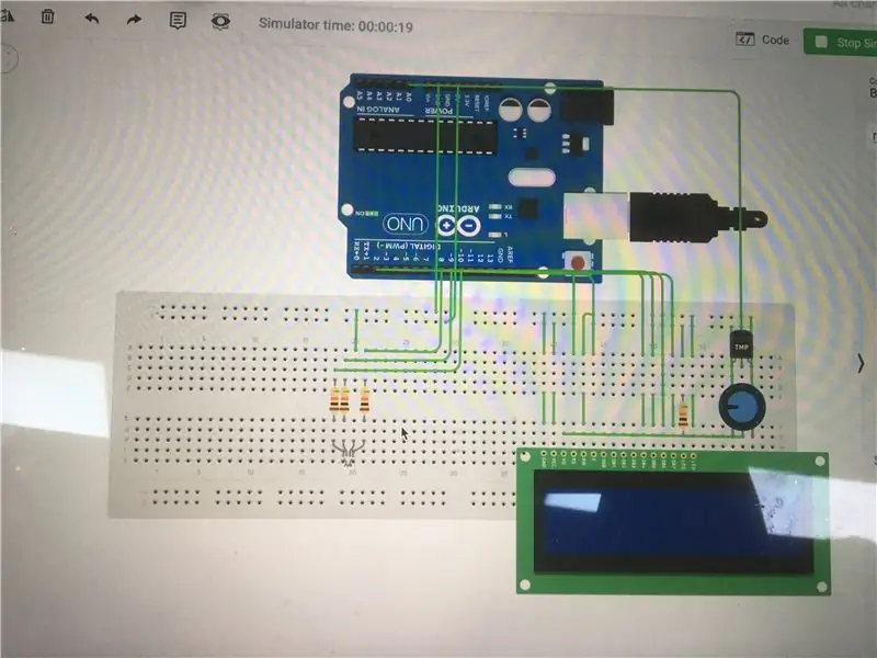 Draai die eerste pen van die potensiometer aan die katode van die broodbord, dra die derde pen van die potensiometer aan die anode van die broodbord en dra die tweede pen van die potensiometer aan die VD -pen van die LED -skerm