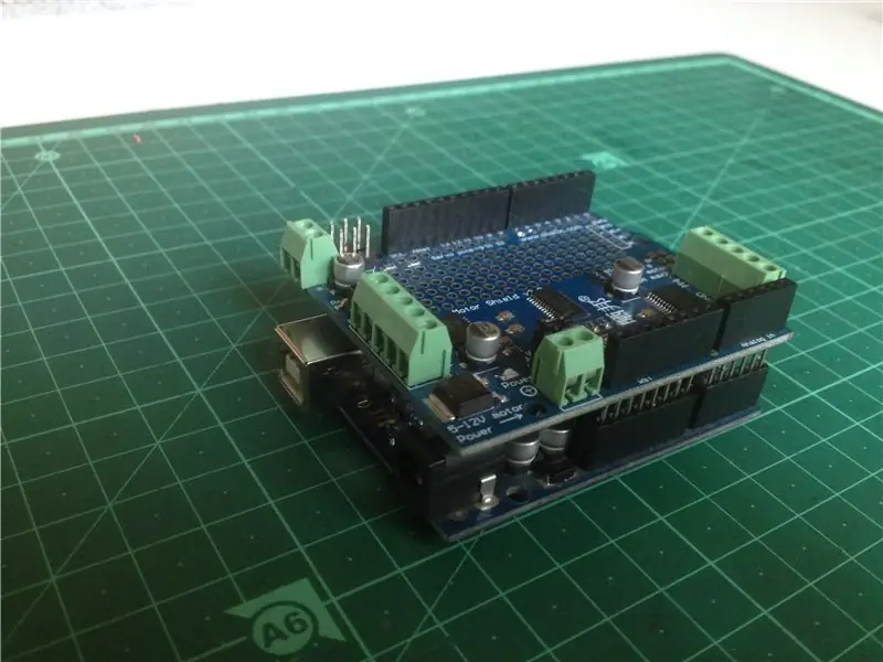 Installa il Motor Shield sulla scheda Arduino