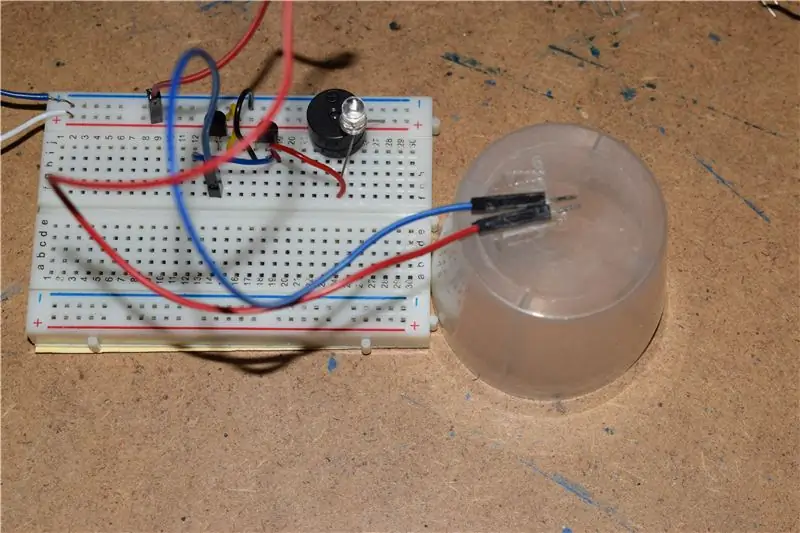 Connecter les fils de détection et les coller sur une surface