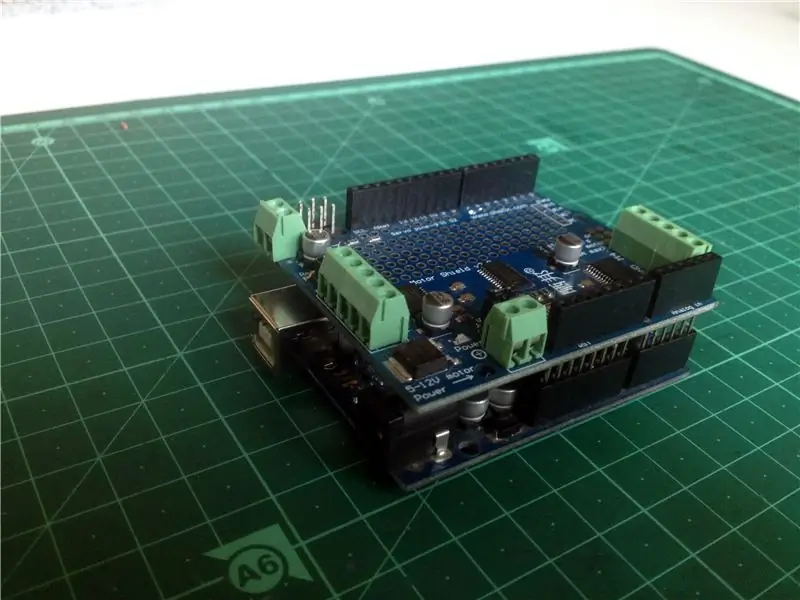 התקן את מגן המנוע על לוח Arduino