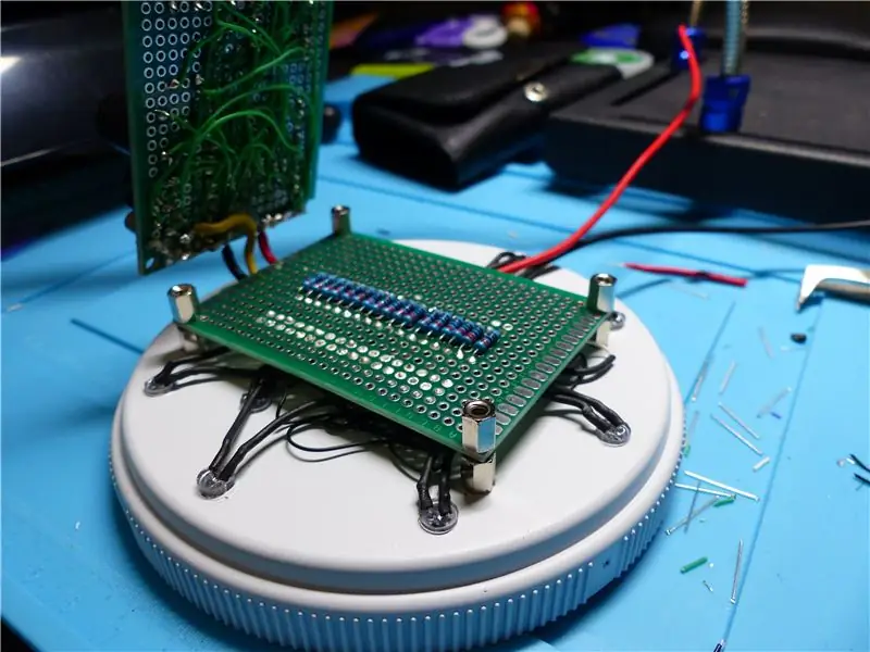 Soldering thiab Assembly