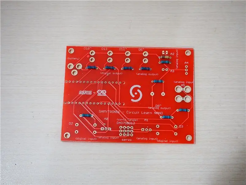 Samla de elektroniska komponenterna och löd dem