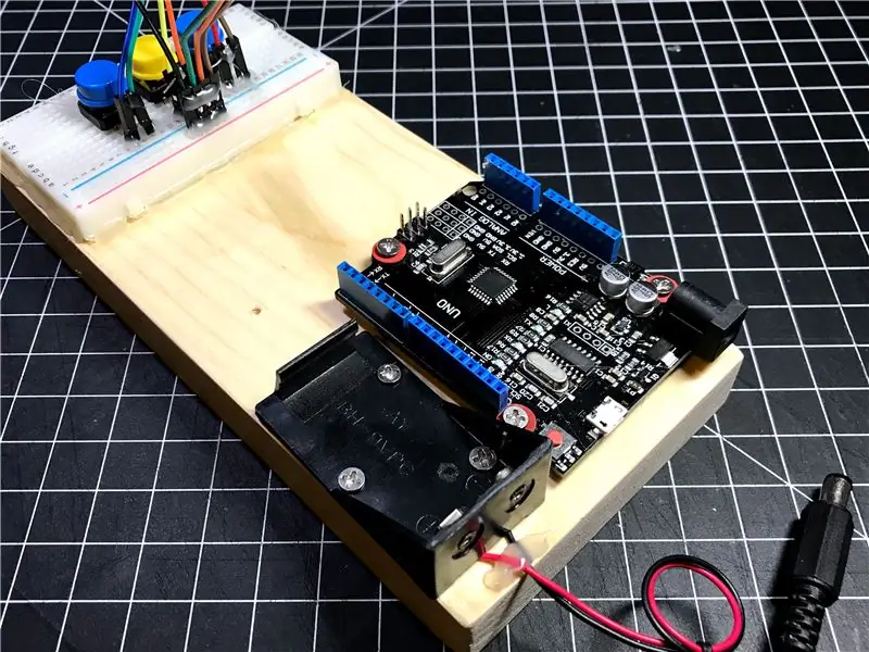 Pasang Arduino dan Pemegang Bateri ke Papan Baseboard