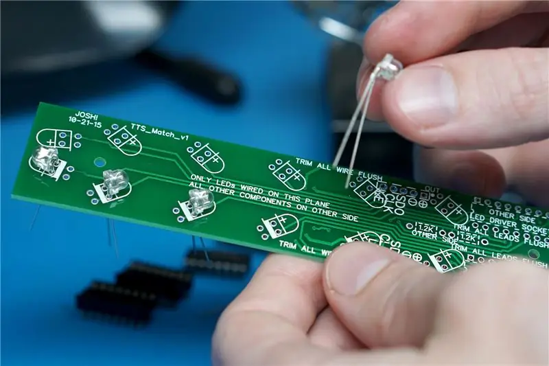 Memasukkan PCB Penanda Permainan