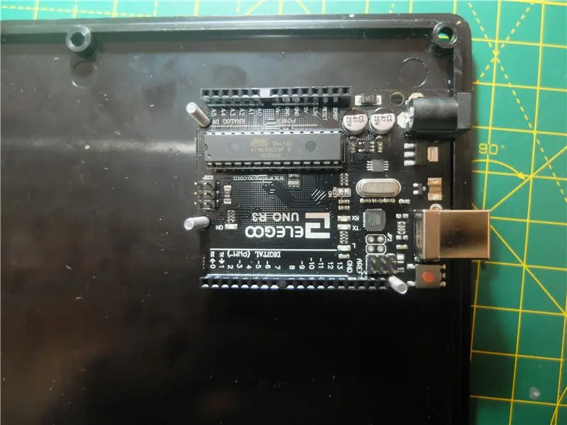 Įdėkite „Arduino“į dėžutės pagrindo plokštę