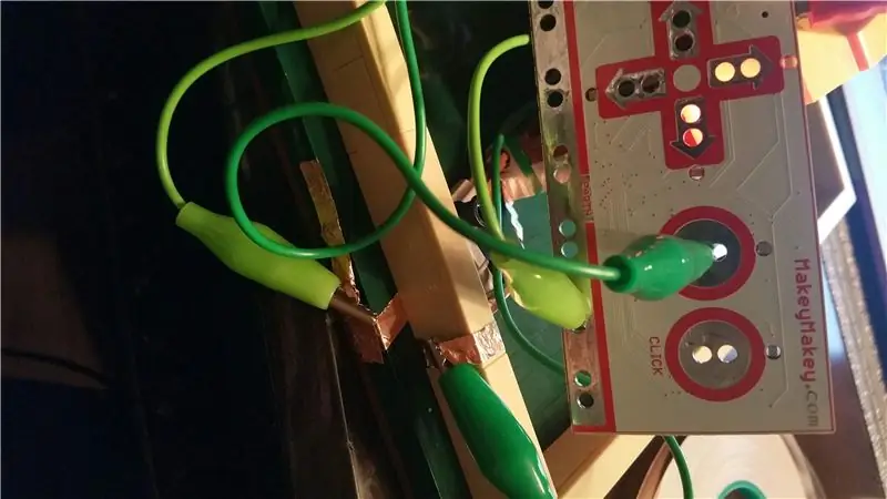 DE LEGO'S VOORBEREIDEN OP INTERACTIVITEIT MET GEBRUIK VAN DE GELEIDENDE KOPERTAPE EN MAKEY MAKEY