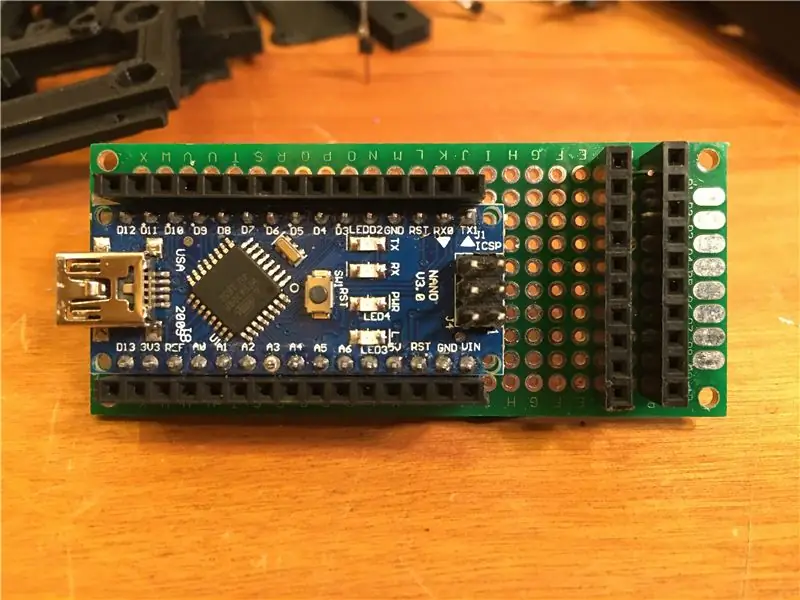 Berei die Perf Board voor: Arduino en Pin Headers