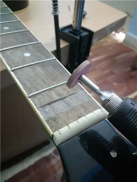 Houtwerk op de fretboard van de gitaar