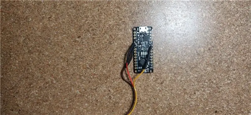 Txuas tus Servo rau Arduino