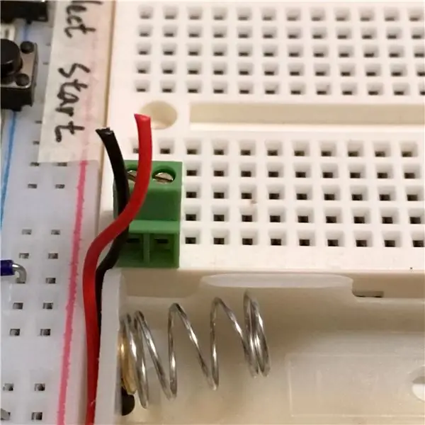 Installeer de draad van de batterijhouder op het aansluitblok