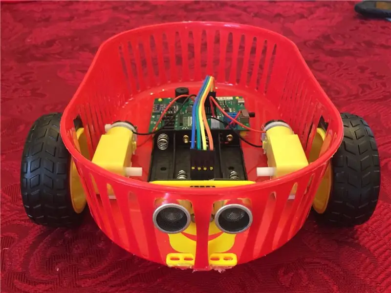 BasketBot: un coche robot hecho con una cesta de plástico