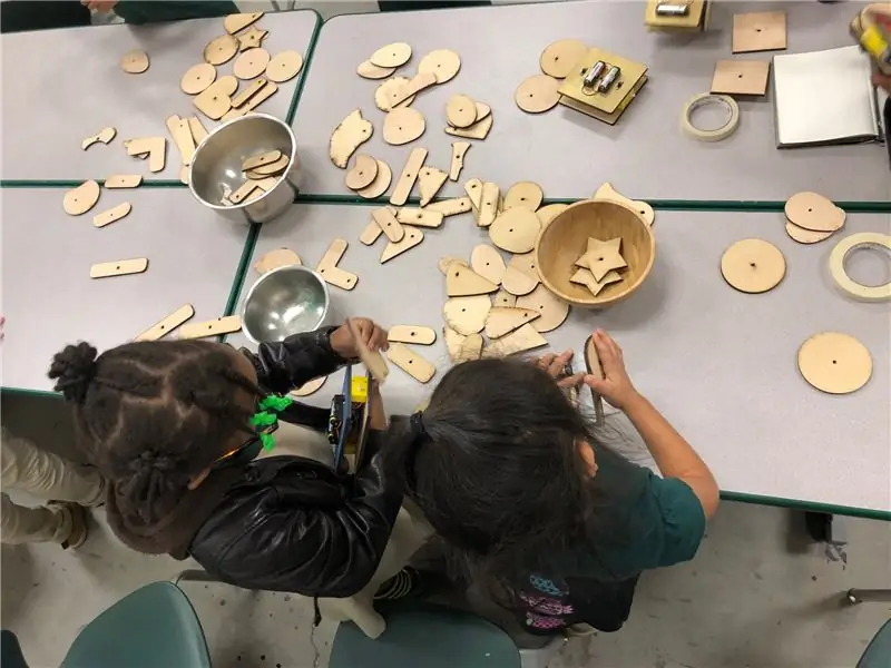 Jugando con máquinas de movimiento en el aula