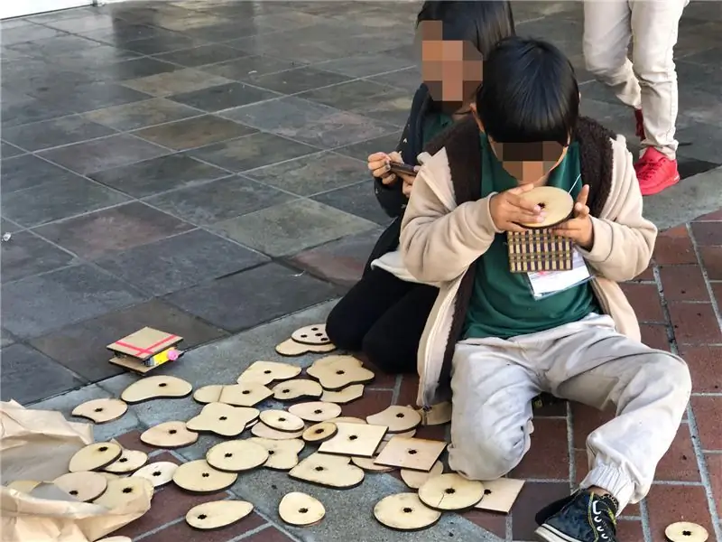 Jugando con máquinas de movimiento en el aula