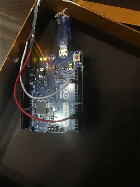 Vložte Arduino do krabice a zapojte ho pomocou USB