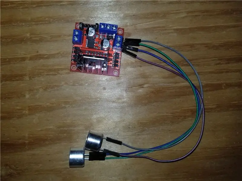 Sluit de ultrasone transducers op de L298N-uitgang 1 & 2 als volgt aan