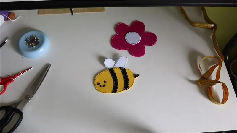 Een hommel en bloem naaien